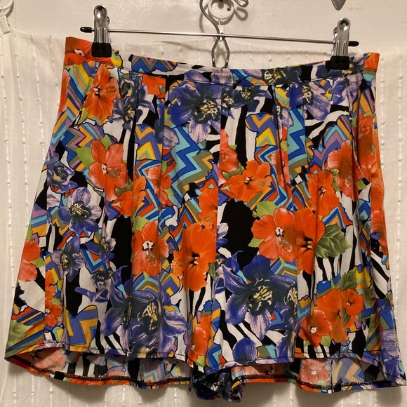 Sarah Duke printed floral high waisted shorts - Picture 1 of 4